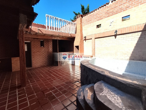 Remax Vende Amplia Casa Quinta Veraniega En Conjunto Los Coralitos Tucacas