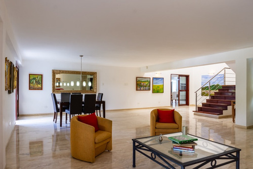 En Venta, Precio De Oportunidad. Impecable Casa Con Hermosa Vista Desde El Area Social, En La Lagunita Country Club, Calle P1, El Hatillo