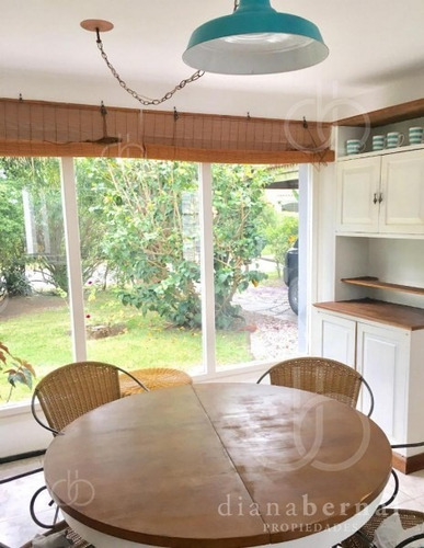Punta Del Este, Playa Mansa , Chalet De 4 Dormitorios , 2 Suites.- Ref: 53975