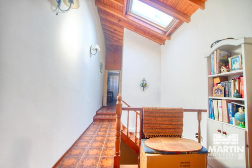 Casa 6 Ambientes, Suite, Escritorio, Cochera, Jardín Con Pileta Y Terraza.