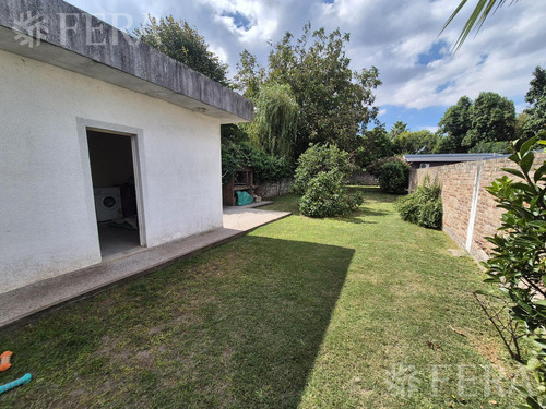 Venta Casa 4 Ambientes Con Cochera Y Jardín En Ezpeleta