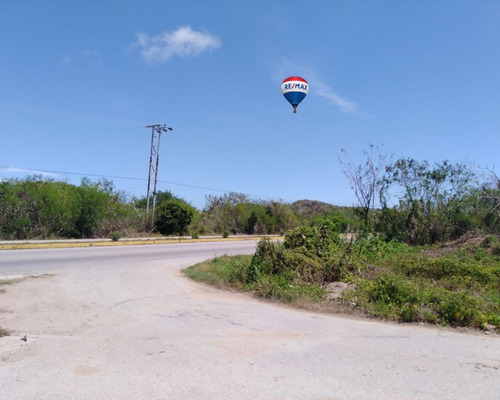 Re/max 2mil Vende Terreno En Los Cerritos, Av. Luisa Cáceres De Arismendi, Mun. Maneiro, Isla De Margarita, Edo. Nueva Esparta