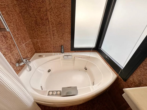 Apartamento En Venta En Primera Linea De Brava De 3 Dormitorios Edificio Arenas Blancas, Punta Del Este.