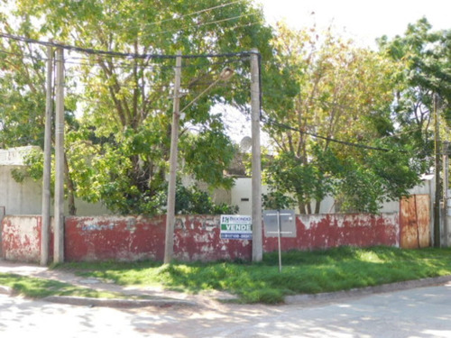 Terreno Esquina Con Mejoras En Peñarol