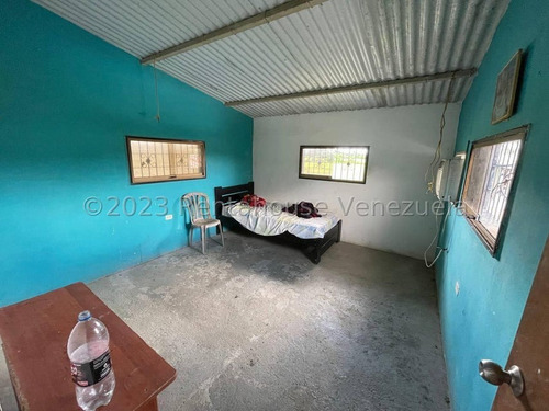 Carlos Colmenarez Felx 23-33543 Vende Finca Con 10 Hectareas Y 4.642 Mts Pozo Profundo De 80 Metros, Bomba De 14 Hp Luz Trifasica Laguna De 50 Por 40 Metros Cochinera De 30 Corrales