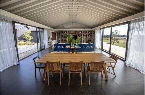 Venta De Casa Con 4 Dormitorios En Pueblo Mío, Manantiales.