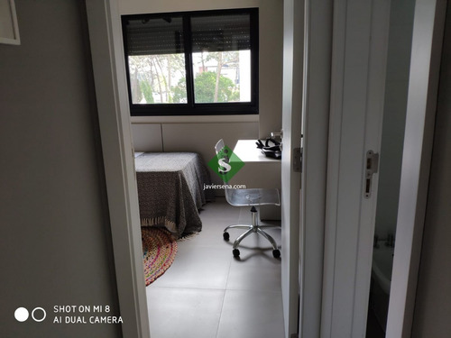 Venta De Apartamento En La Roosevelt, 2 Dormitorios, 2 Baños, Cerca De Todo. - Ref: 167189