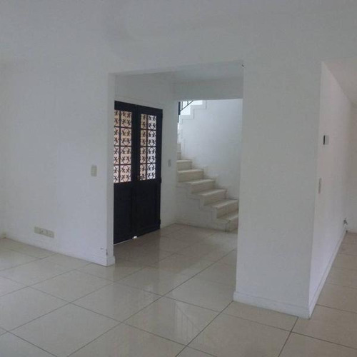 Pilar Del Este, Bªlos Jazmines, Casa En Venta, Excelente Ubicación Con Frente Al Parque Central, 5 Dormitorios