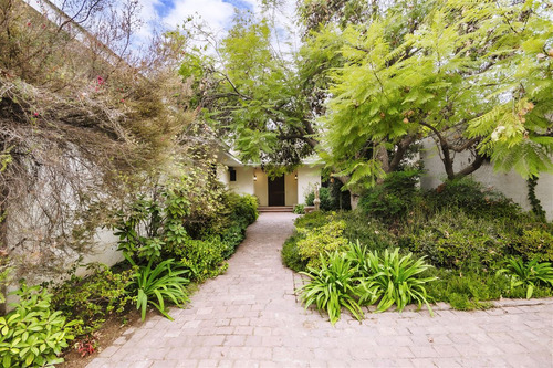 Casa En Venta De 5 Dorm. En Las Condes