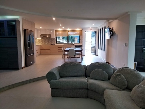 Imagen 4 de 12 de Venta Casa Los Robles El Hatillo. Actualizada Y Tranquila