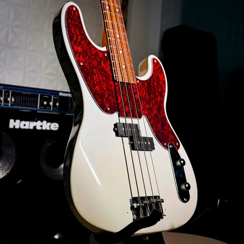 Baixo 4 Cordas Squier Precision Bass Signature Mike Dirnt Baixo 4 Cordas Squier Precision Bass Signature Mike Dirnt