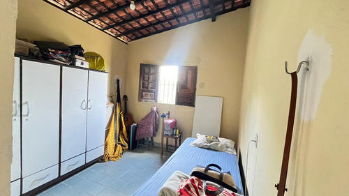 Casa De 6 Cômodos Com Área Livre