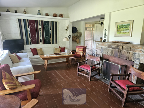 Venta Casa 2 Dormitorios Solís Con Cochera, Piscina Y Anexo