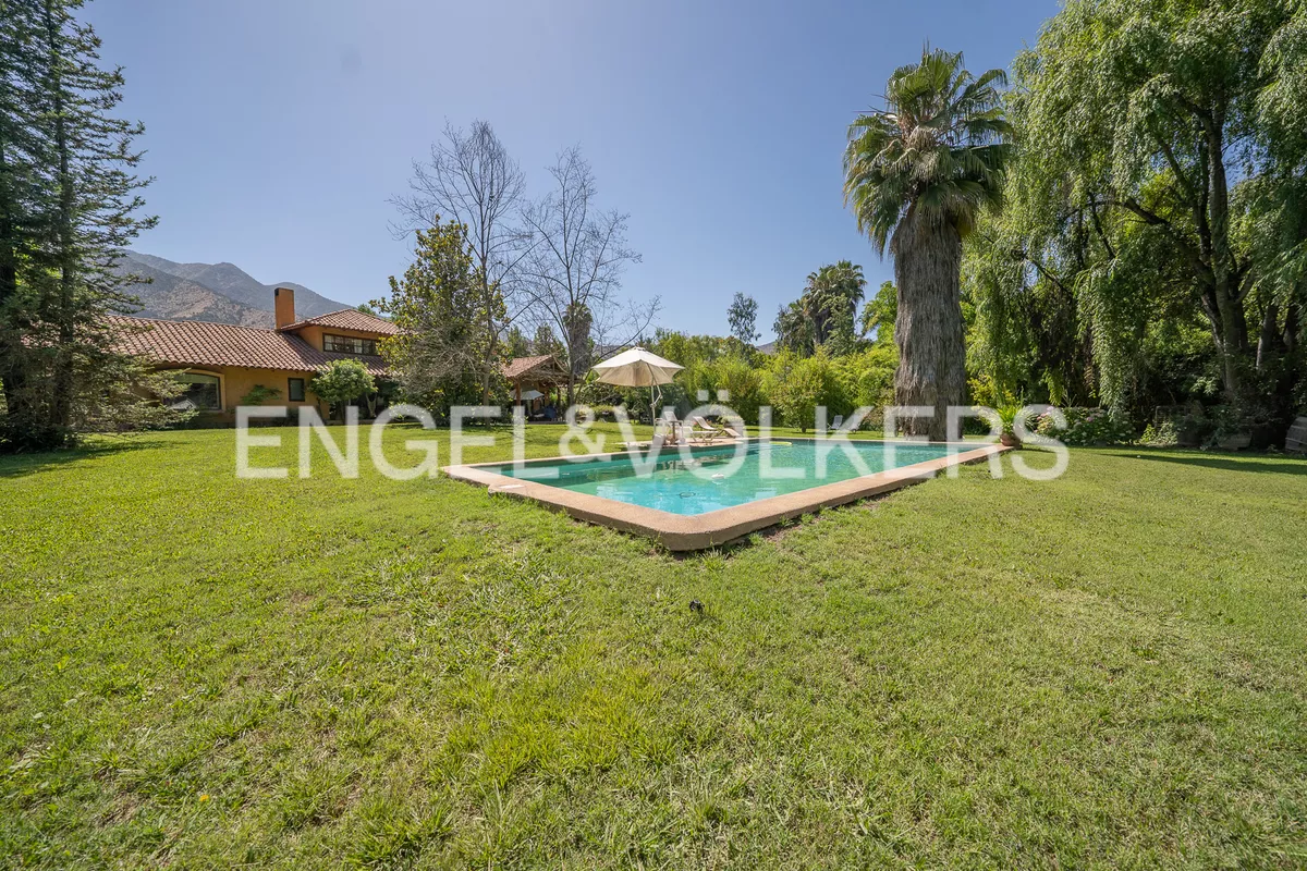 Casa Con Piscina En Parcela, La Aparición