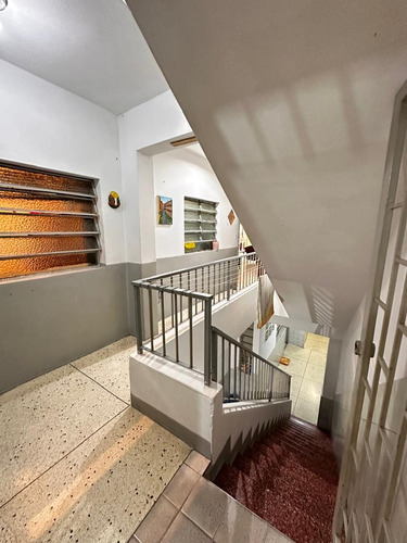 Catia. Edificio - Casa De Tres Niveles En Venta De 400m2