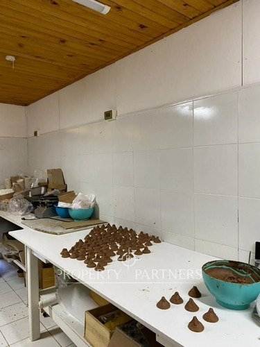Fabrica Con Sala De Ventas En Parcela Orilla C...