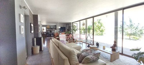 Casa En Venta De 5 Dorm. En Limache