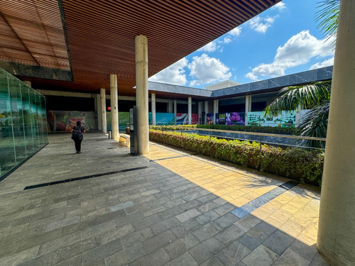 Monterreal Local Comercial En Renta Plaza Urban Center Av Cámara De Comercio