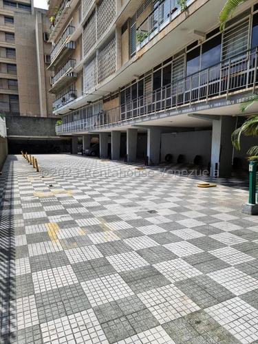 Apartamento Venta El Bosque 153 M2 Tres Dormitorios Cuatro Baños Un Puesto De Estacionamiento Terraza  Amplio, Luminoso Y Cómodo . Ubicación Privilegiada, Tranquila Y Segura. Atrás Del Country Club.