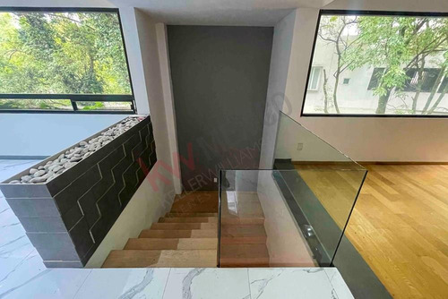 Espectacular Casa En Venta En Bosques De Las Lomas, Varios Niveles Con Jardín Y Remodelada