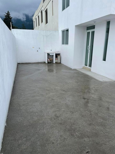 Linda Casa Nueva X Estrenar Esquinera En Ibarra, Se Puede Recibir Carros X Parte De Pago, Sector Muy Seguro Y Tranquilo