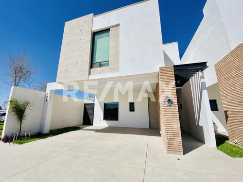 Casa En Venta En Residencial Senderos