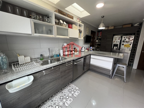 Linda Casa Moderna En Excelente Estado En Lomas De Montemar.