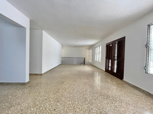 Casa/local De 2 Niveles - Ideal Para Negocios- 5 Habitaciones - 5 Baños - Terraza - Patio - Marquesina