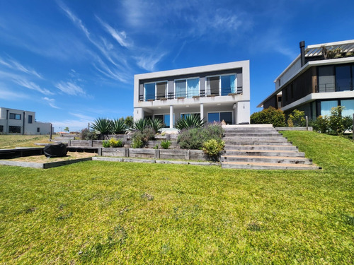 Espectacular Casa Con Salida Al Rio, En El Barrio Yacht En Nordelta