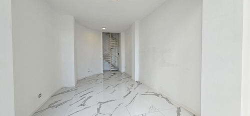 Local A Estrenar De 30 M2 Desarrollado En 2 Plantas.