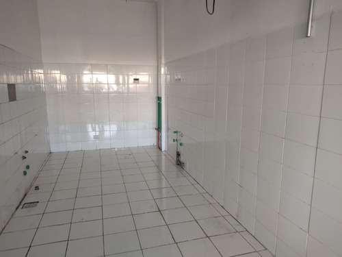 Excelente Local Comercial En Concurrido Strip Center