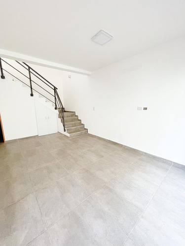 Casa Duplex De Pasillo En Arroyito