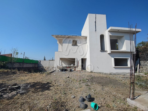 Casa En Venta En Col. Narciso Mendoza Con Amplias Recamaras Y Jardín.
