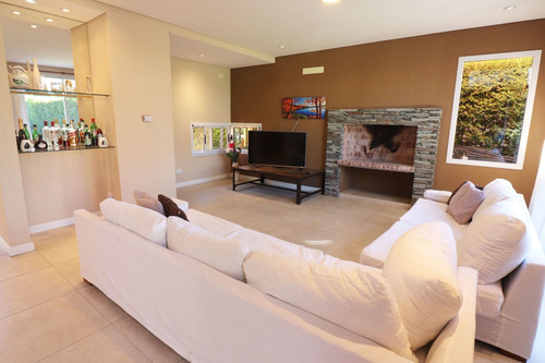 Casa 5 Ambientes Muy Luminosa Con Pileta