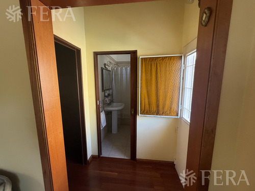 Venta Casa 3 Ambientes Con Cochera Y Jardín En Quilmes