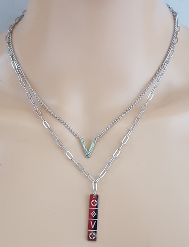 Collar Acero Inoxidable Plateado Multicapa Placa V
