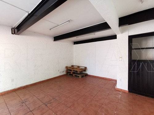 Casa En Esquina Con 430 M2 De Construcción.
