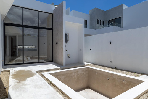 Venta De Casa Residencial En Temozón, Mérida