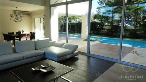 Imagen 8 de 28 de Casa En Mansa, 4 Dormitorios, Piscina Climatizada, En Barrio Privado, Punta Del Este