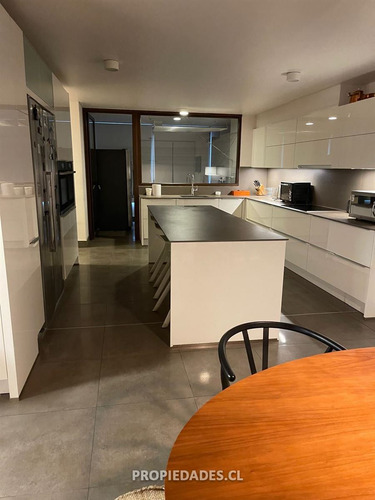 Depto En Venta De 4 Dorm. En Las Condes 800mts Jardin Propio