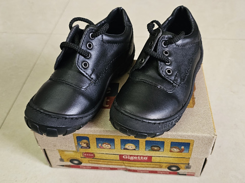 Remato Zapatos Escolares Negros Marca Gigetto Talla 26