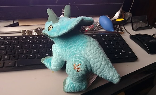 2014 Hasbro Jurassic World Triceratops Plush 21 Cms (Usado)