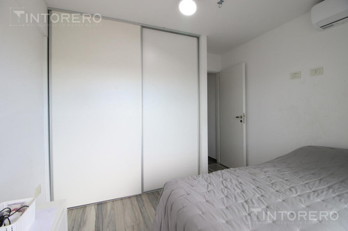 Departamento En Venta De 4 Ambientes Con Balcón Aterrazado Y 3 Cocheras Cubiertas En Morón.