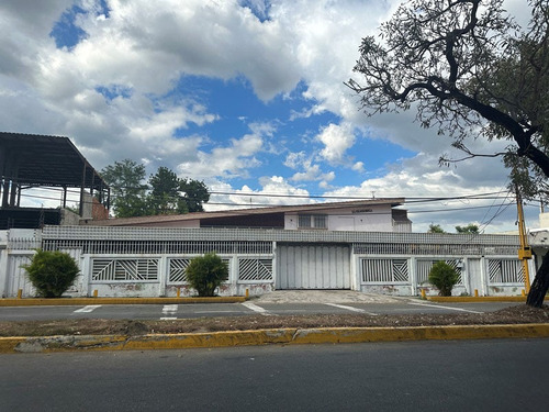 Jose R Armas, Vende Casa Con Zonificación Comercial Y Un Local Con Estructura En Dos Niveles Ubicado En Urb. El Viñedo.