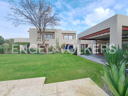 Hacienda, Borde Cancha. Excelente Casa En Venta