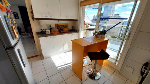 Imagen 5 de 14 de Espectacular Penthouse Con Muebles Franzini Y Sarmiento Inmediaciones De Pocitos Y Punta C. 3 Dormitorios Parrillero Terraza 30 Mts Gc12500 Edif. Con Calefaccion Vig 24 Hrs Y Sum 1 Gje Anuales Solo