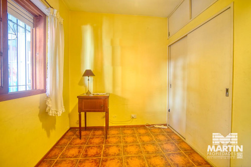 Casa 6 Ambientes, Suite, Escritorio, Cochera, Jardín Con Pileta Y Terraza.