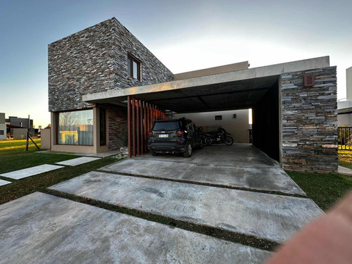 Casa En Venta - 5 Dormitorios 6 Baños - Escobar