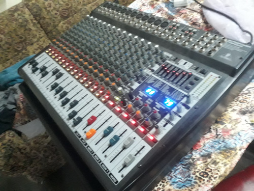 Consola Potenciada Behringer Europower Pmp6000 20 Canales (Usado)