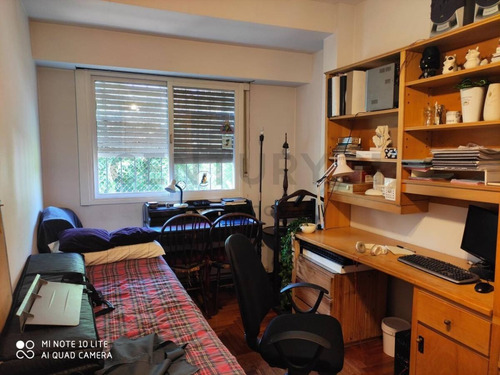 Imagen 9 de 14 de Departamento 3 Amb, 1ro Por Escalera Con Balcon, Excelente Estado
